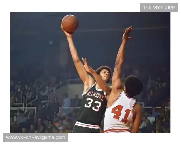 NBA雄鹿前场冲击力极强,对方后场被迫回收